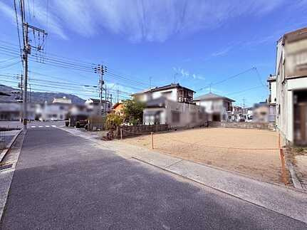 佐伯区八幡東４丁目の前面道路含む現地写真