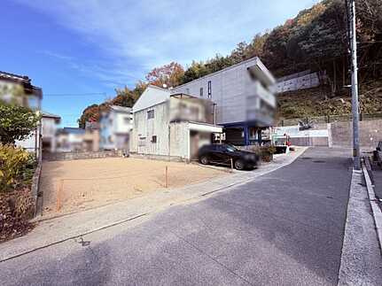 佐伯区八幡東４丁目の前面道路含む現地写真