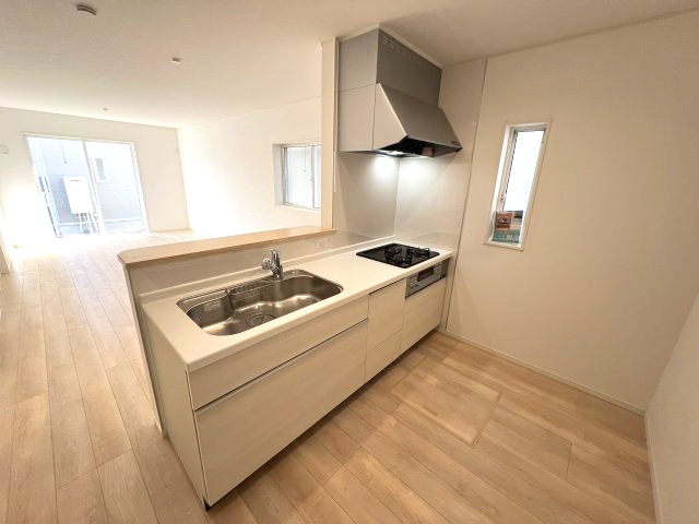 福生市加美平1丁目　新築戸建全3棟のキッチン|手元は隠しながら、リビングとも会話できるセミオープンキッチン