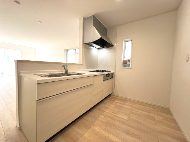 福生市加美平1丁目　新築戸建全3棟のキッチン|ダイニングに面した対面式キッチンでは、できたてのお料理がすぐテーブルに出せます