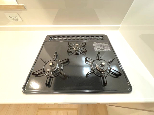 福生市加美平1丁目　新築戸建全3棟のキッチン|三口ガスコンロ