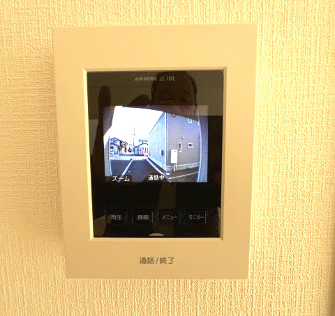 福生市加美平1丁目　新築戸建全3棟のその他|モニター付きインターホンあり。急な来客でも室内から顔が確認できると安心ですよね