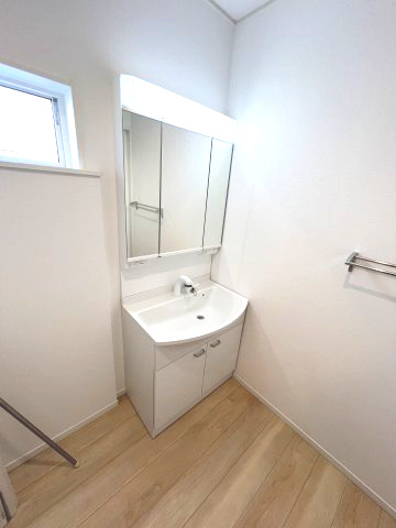 福生市加美平1丁目　新築戸建全3棟の独立洗面台|三面鏡の裏側にはたくさんの物が収納できる工夫があります｡