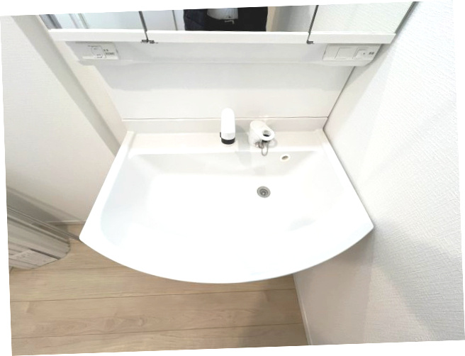 福生市加美平1丁目　新築戸建全3棟の独立洗面台|暮らしを快適に変えるシャワー付洗面台