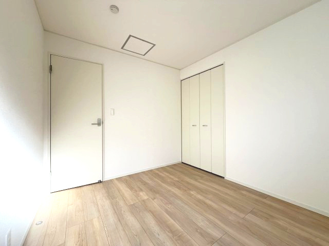 福生市加美平1丁目　新築戸建全3棟の洋室|【洋室2】収納スペース