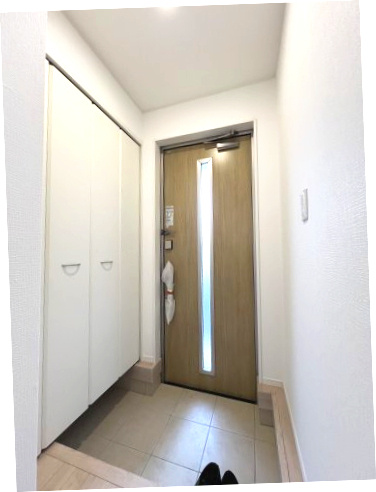 福生市加美平1丁目　新築戸建全3棟の玄関|家族の履物が全部しまえるワイドな玄関収納