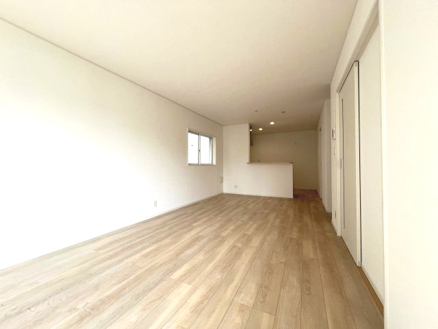 福生市加美平1丁目　新築戸建全3棟の居間・リビング|LDK16.0帖