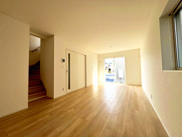 福生市加美平1丁目　新築戸建全3棟の居間・リビング|コミュニケーションが増えるリビングイン階段。