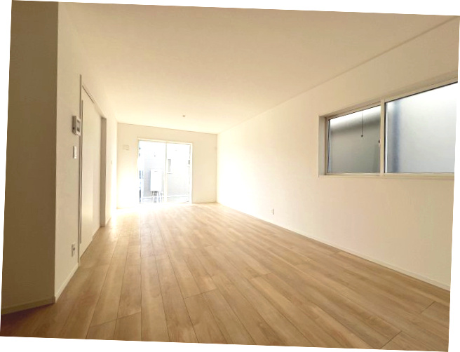 福生市加美平1丁目　新築戸建全3棟の居間・リビング|大画面ＴＶも余裕、インテリアプランが考えやすいワイドなリビング