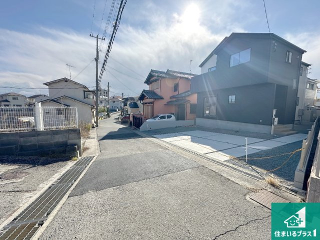 神戸市西区玉津町新方　新築一戸建ての前面道路含む現地写真|周辺は閑静な住宅街！前面道路広々で車の出し入れも便利です。駐車が苦手な方でも安心して車庫入れできます！