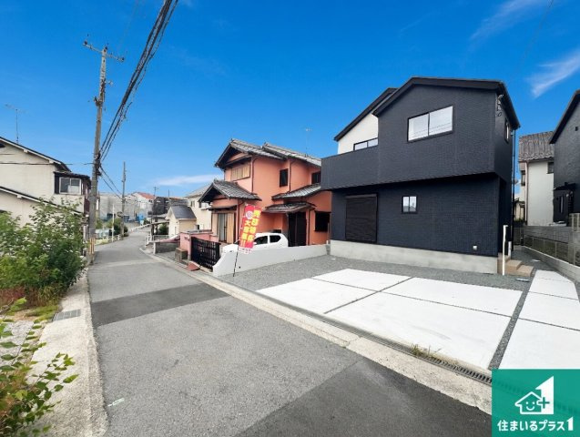 神戸市西区玉津町新方　第3期　新築一戸建ての前面道路含む現地写真|周辺は閑静な住宅街！前面道路広々で車の出し入れも便利です。駐車が苦手な方でも安心して車庫入れできます！