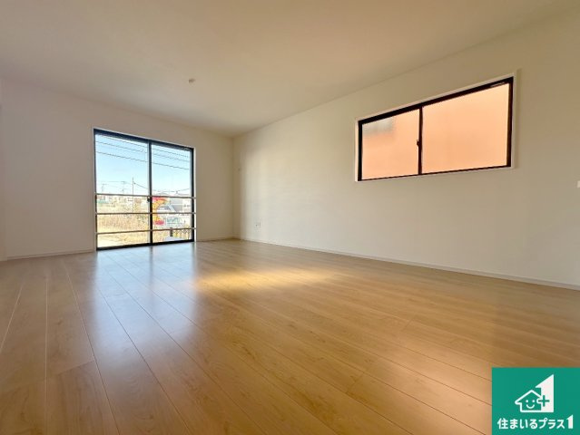 神戸市西区玉津町新方　新築一戸建ての居間・リビング|日当たり良好の明るいリビングで朝の目覚めもスッキリできそう！対面キッチンでご家族のコミュニケーションも自然と増える設計！小さなお子様が遊ぶスペースを作っても広々とくつろげるLDK！