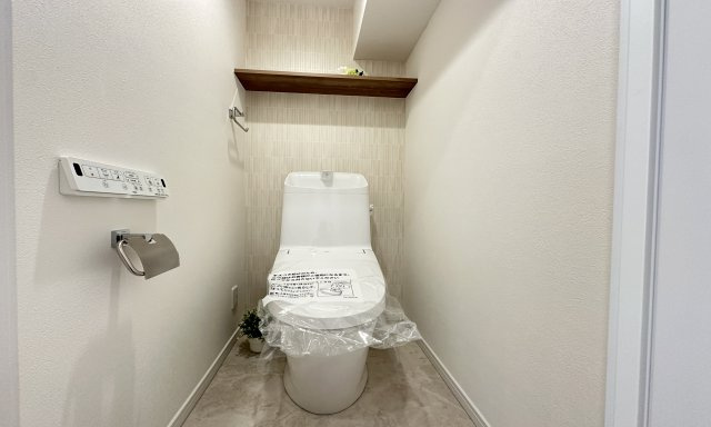 戸塚サニーフラット　南西向きの居間・リビング|広いLDKなのでダイニングエリアとテレビスペースと分けた配置で家具を置けるのが嬉しいですね。