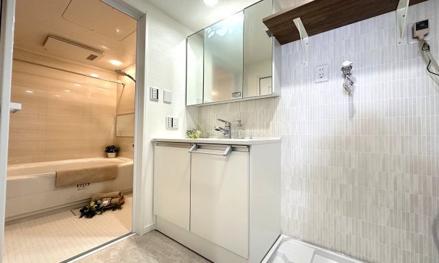 戸塚サニーフラット　南西向きの居間・リビング|南西向きの明るい日差しが心地よくリビングスペースを明るくしてくれます。