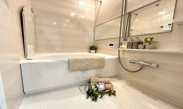 戸塚サニーフラット　南西向きの居間・リビング|奥行があるリビングなので大切なペットとの生活もゆったりできそうです。