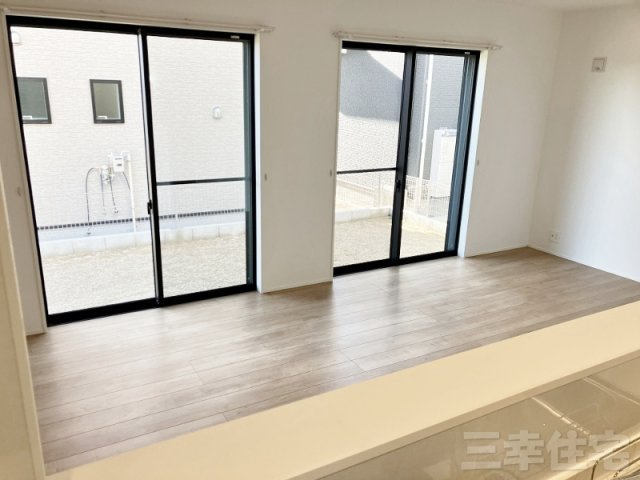 碧南市入船町の居間・リビング|シャッターも付いています