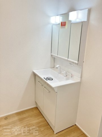 碧南市入船町の洗面所|嬉しい３面鏡ついつい長居してしまいそう。もちろんシャワー水栓です♪