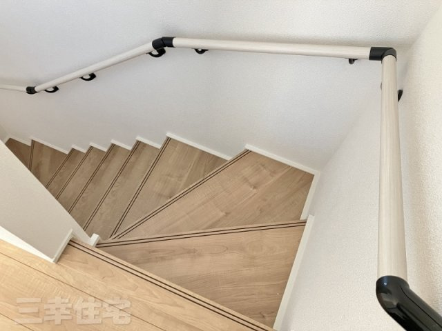 碧南市入船町の設備|安心、安全　手すりのある階段