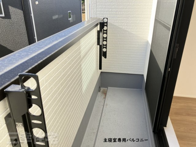 碧南市入船町のバルコニー|主寝室専用バルコニーに物干し設備あります