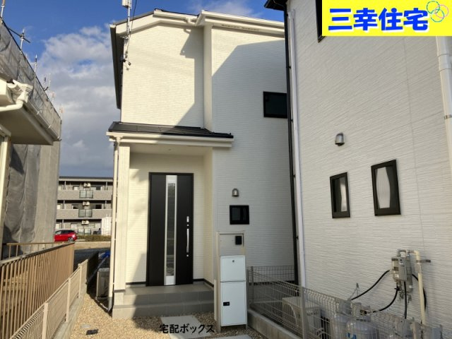 碧南市入船町の玄関|玄関の鍵はスマートキー、宅配ボックス、シャッターもあって防犯対策も安心です