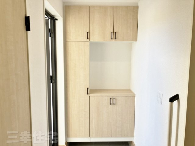 碧南市入船町の収納|玄関の収納は、可動棚だからブーツも簡単に収納できます