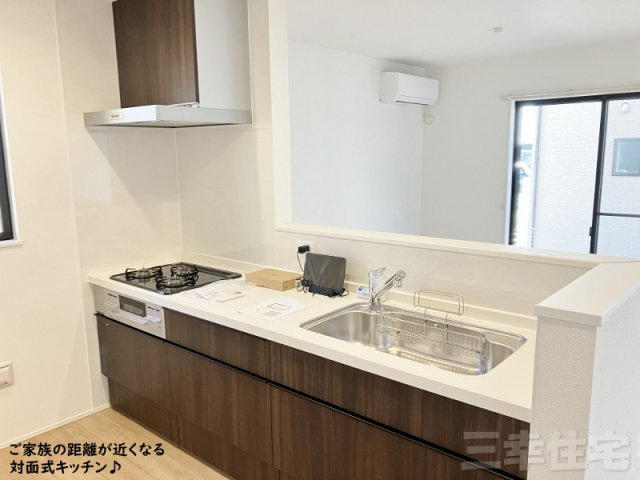 碧南市入船町のキッチン|家族の距離が縮まる対面式システムキッチン。キッチンを中心に笑顔と会話がはずむ開放的なスタイルです♪