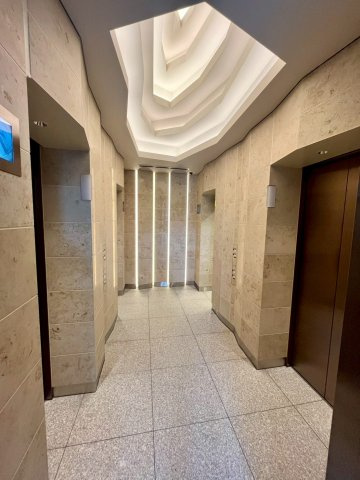 【その他共用部分】居住者向けエレベーターは低層用・高層用の２バンクに分かれております。 