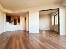 桜上水ガーデンズ E棟の居間・リビング