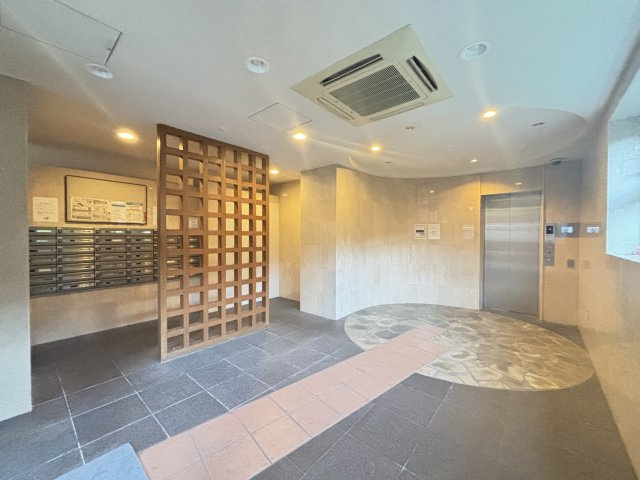 レイセニット西大寺ギャラリアのロビー|エレベーターホール