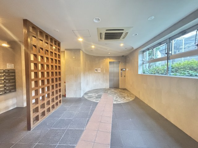 レイセニット西大寺ギャラリアのロビー|エレベーターホール