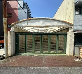岸田堂西・工場／寄宿舎のエントランス