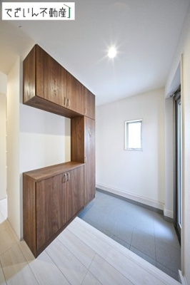 【玄関】 | Livele Garden.S深谷市上野台第24　新築住宅 | ≪2号棟≫靴や荷物がすっきり収まる収納付き。来客時も安心して迎えられる、整った印象の玄関です。
現地(2026年4月撮影)