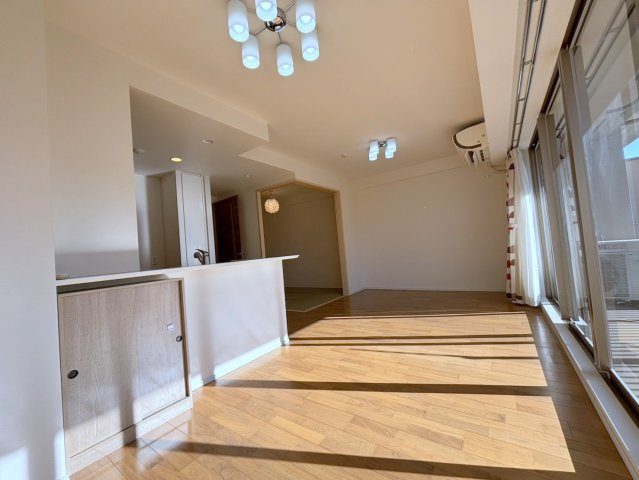 アドグランデ朝霞台ブライトステージの居間・リビング|リビング/南からの陽の光を感じながら、お食事をいただけます！