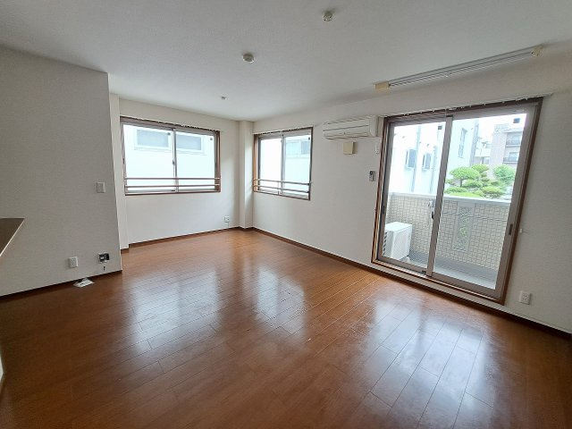 YUSEI RESIDENCE 甲子園の居間・リビング