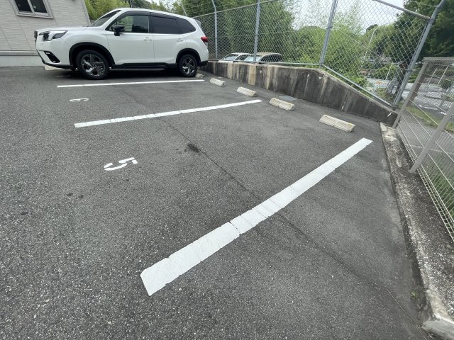 ラ・ヴェール鈴蘭の駐車場