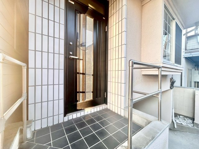 杉並区松ノ木1丁目　中古戸建の玄関|現地写真

現地ご見学希望・資料請求などお気軽にお問い合わせ下さい！
03-5990-5201