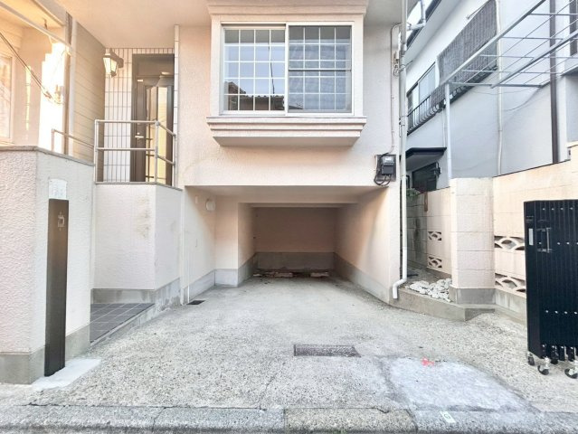 杉並区松ノ木1丁目　中古戸建の駐車場|2026.01.12撮影

現地ご見学希望・資料請求などお気軽にお問い合わせ下さい！
03-5990-5201