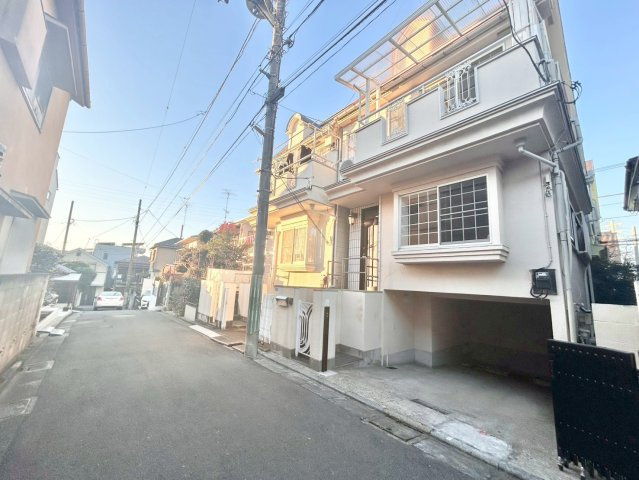 杉並区松ノ木1丁目　中古戸建の前面道路含む現地写真|現地写真

現地ご見学希望・資料請求などお気軽にお問い合わせ下さい！
03-5990-5201