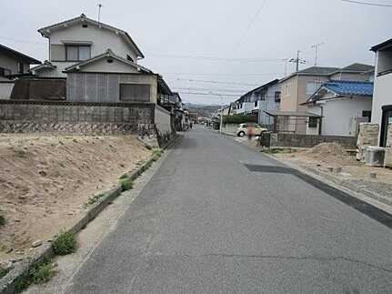 広島市安佐南区伴東８丁目　新築一戸建て(全2棟)の前面道路含む現地写真