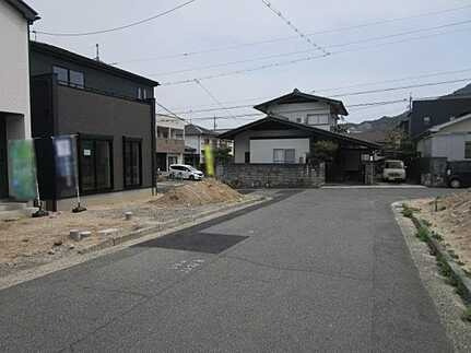 広島市安佐南区伴東８丁目　新築一戸建て(全2棟)の前面道路含む現地写真