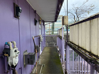 【その他共用部分】 | 共用廊下です♪雨に濡れずにお部屋に入ることができ、荷物が多い日も便利ですね☆