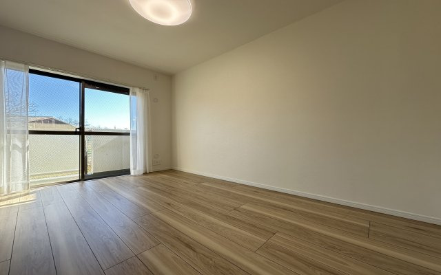 鴨居第一ハイツイーストヒルの洋室|リビング横の洋室は陽当たり良好で目が届く場所なので、お子様の遊びスペースとして使うのもおススメです♪