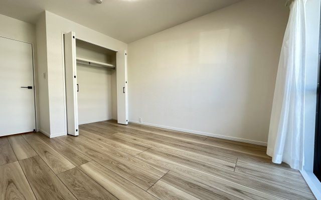 鴨居第一ハイツイーストヒルの洋室|大きな窓からたっぷりの日差しが降り注ぐ明るい室内です。目覚めの良い朝を迎えられそうですね。