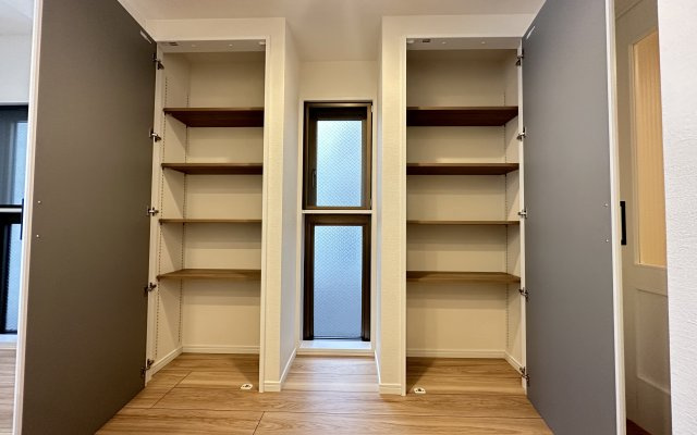 鴨居第一ハイツイーストヒルの収納|キッチンパントリーは、備蓄庫として機能性と見た目にも優れた有能スペースです。