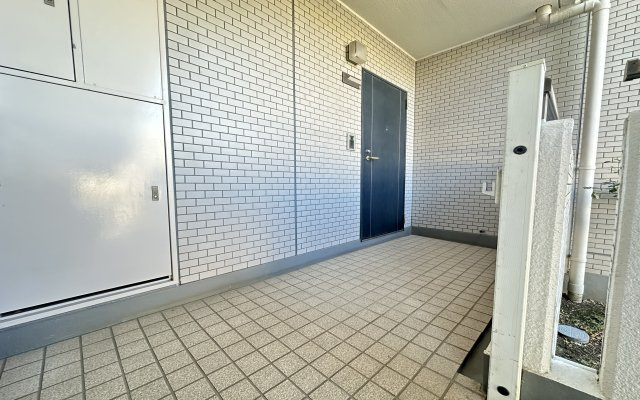 鴨居第一ハイツイーストヒルのその他|プライバシー性も確保される専用玄関ポーチ付きの住戸♪
