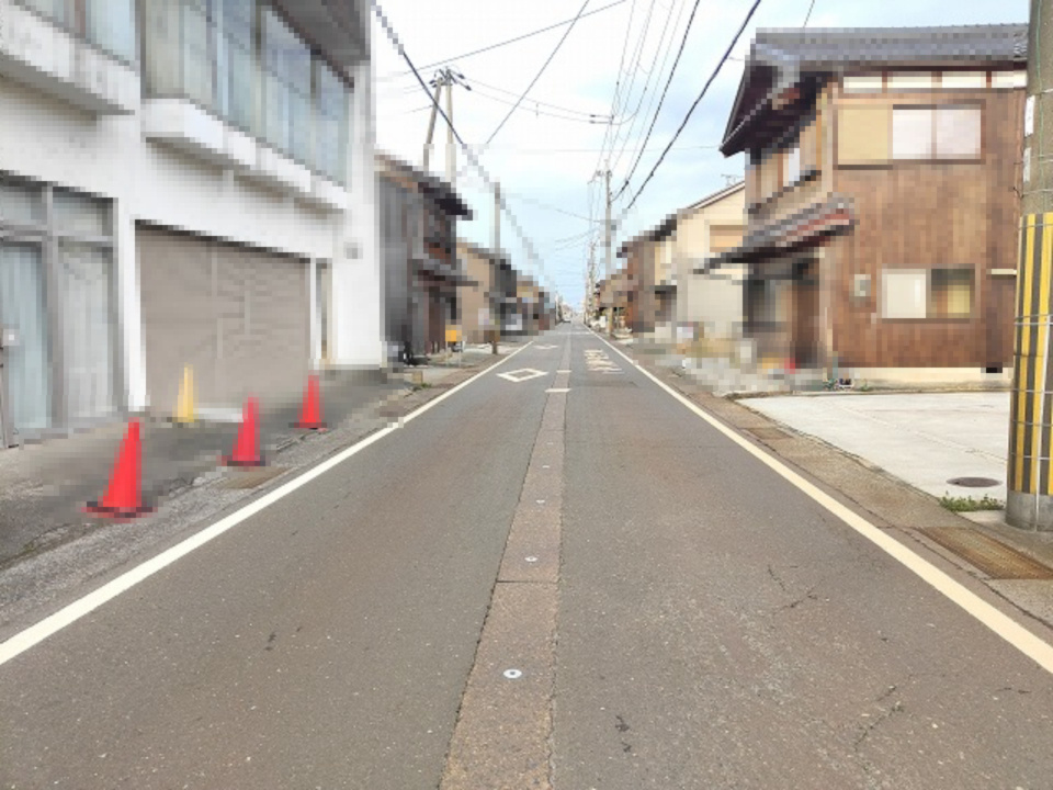 高島市勝野中古戸建の前面道路含む現地写真