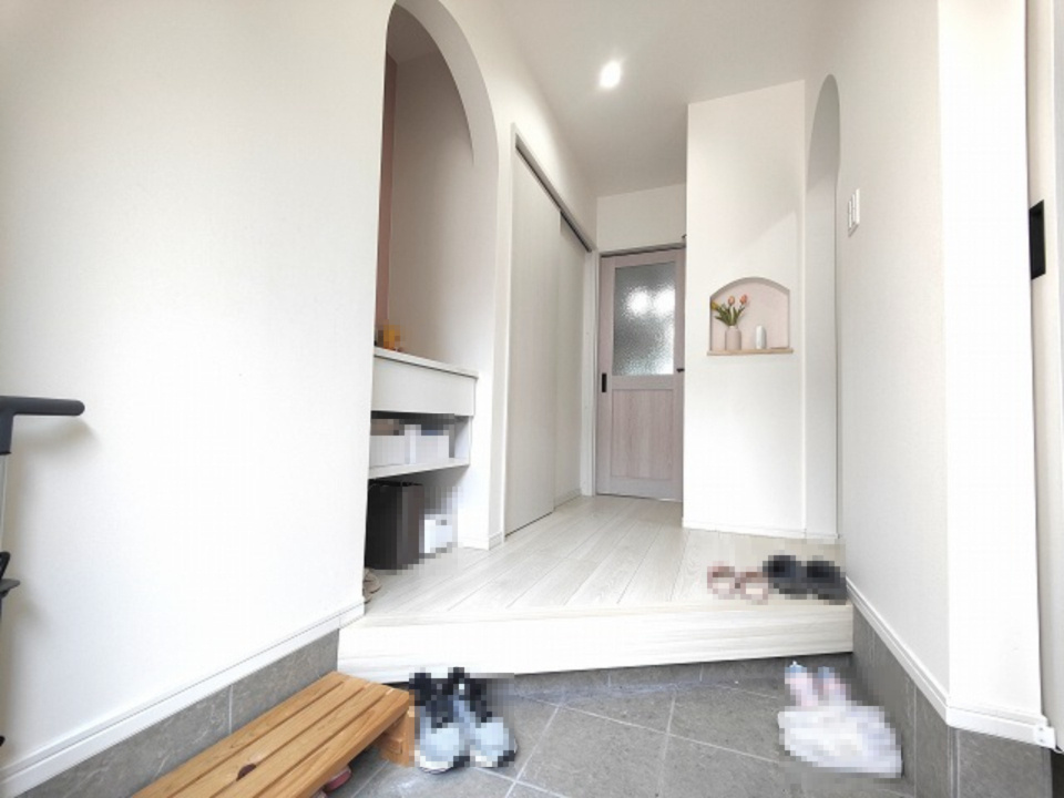 高島市勝野中古戸建の玄関