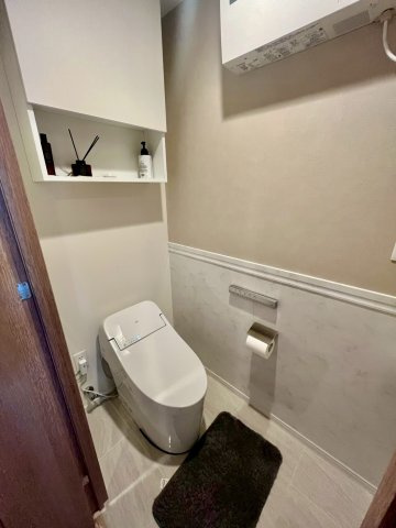 HARUMI FLAG SUN VILLAGE T棟のトイレ|上部吊戸棚付きのトイレになります。