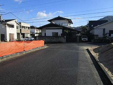 広島市安佐南区伴東８丁目　新築一戸建て(全2棟)の前面道路含む現地写真