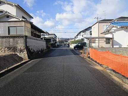 広島市安佐南区伴東８丁目　新築一戸建て(全2棟)の前面道路含む現地写真